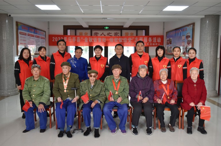 乐亭县青少年校外活动中心党支部开展“金秋话重阳 颂歌献给党”志愿服务活动